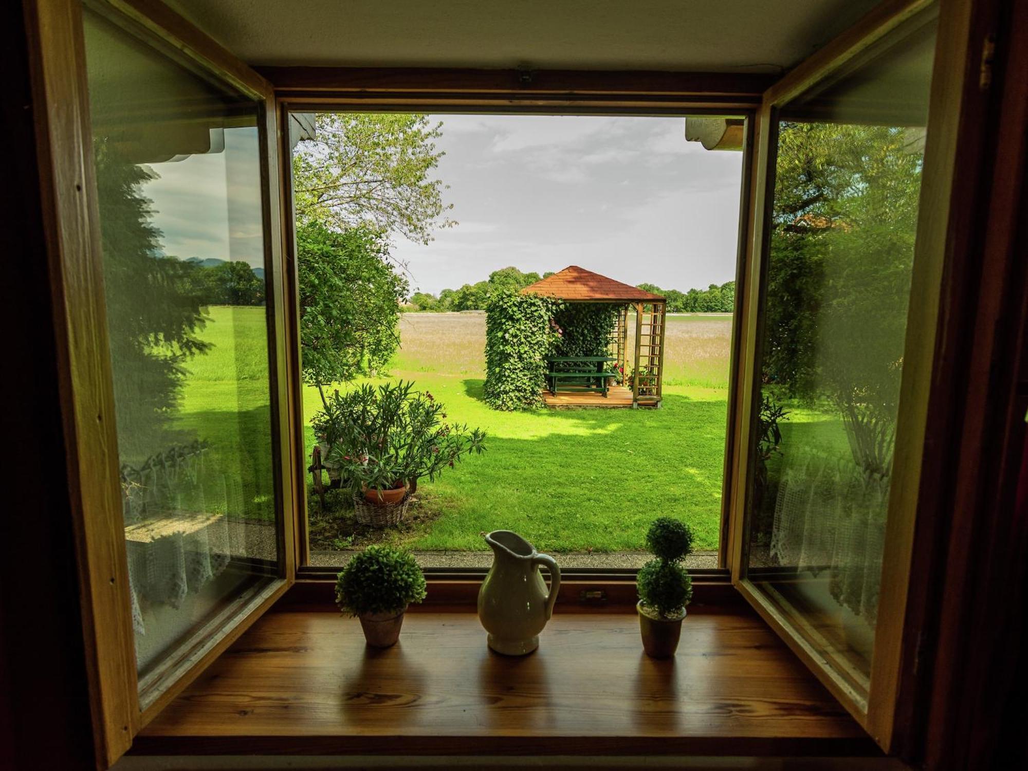 Alluring Holiday Home In Ubersee With Whirlpool Exterior foto